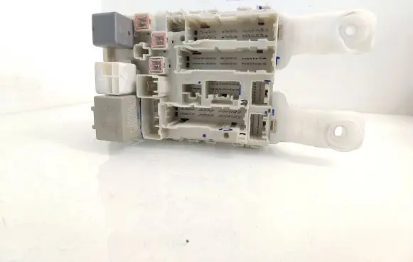 Toyota RAV 4 (XA30) Fuse module 8273042010 9497 6C300740
