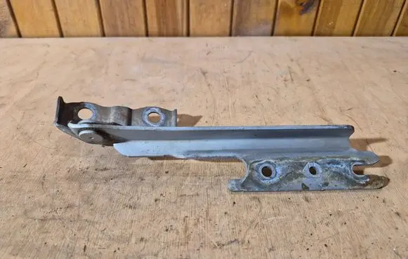 Mazda 323 Engine bonnet/hood hinges