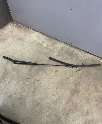 Volkswagen PASSAT B6 Front wiper blade arm 3C1955410B