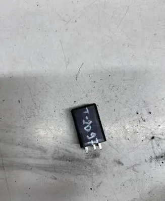 Volkswagen PASSAT CC Glow plug pre-heat relay 038907281B 0522120503