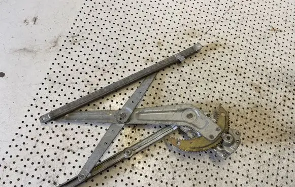 Toyota Hiace (H200) Front door manual window regulator 