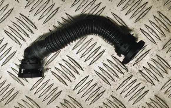 Volkswagen PASSAT B8 Engine coolant pipe/hose