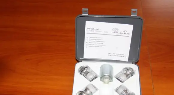 Toyota Hilux (AN120, AN130) Anti-theft wheel nuts and lock PW45600014