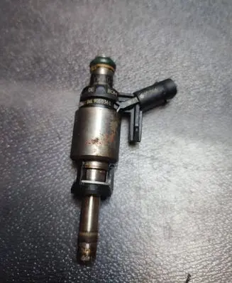 Volkswagen Golf VII Fuel injector 06L906036L