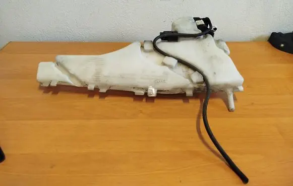 Windshield washer fluid reservoir/tank
