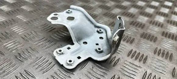 Toyota RAV 4 (XA40) Fender mounting bracket