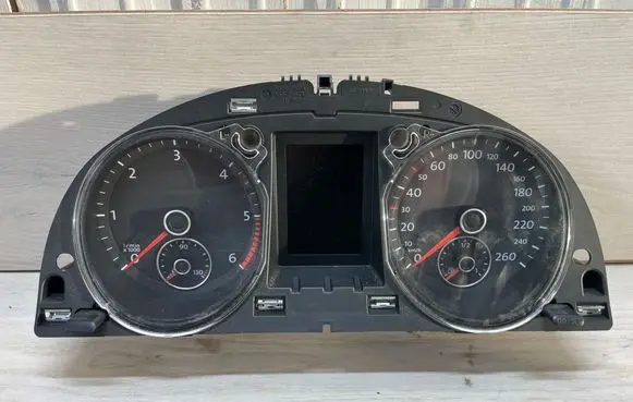Volkswagen PASSAT B7 Speedometer (instrument cluster) 3AA920870A
