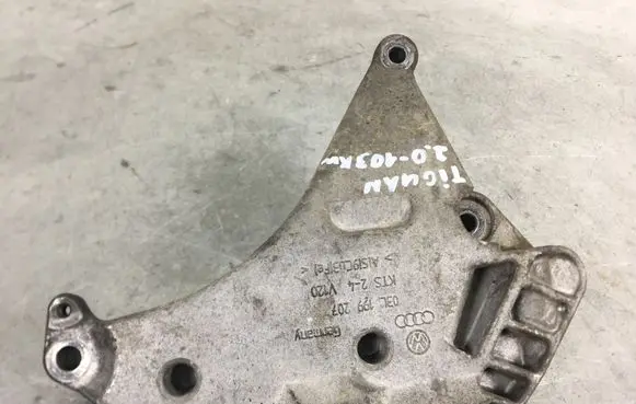Volkswagen Tiguan Engine mounting bracket 03L199207
