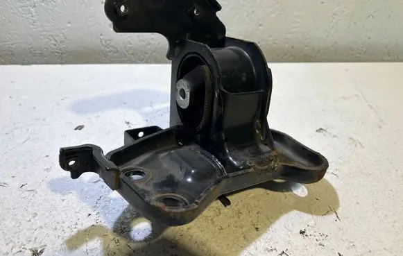 Toyota RAV 4 (XA40) Engine mount bracket