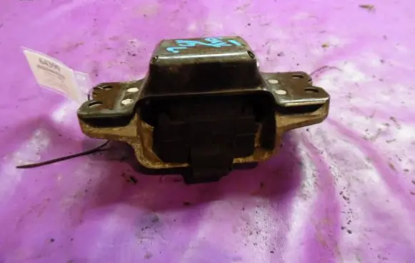 Engine mount vacuum valve