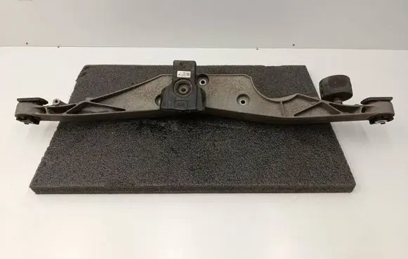 BMW 2 F46 Rear differential/diff mount bracket 6852896 6868778