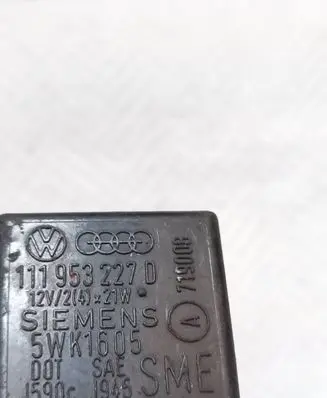 Volkswagen Golf III Other relay 111953227D 5WK1605 60C194