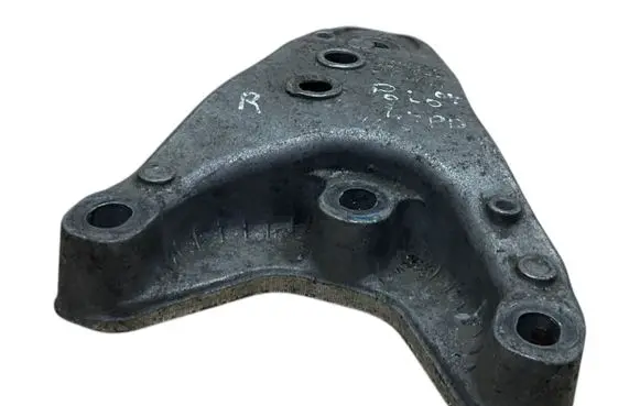 Volkswagen Polo IV 9N3 Engine mounting bracket 6Q0199185D