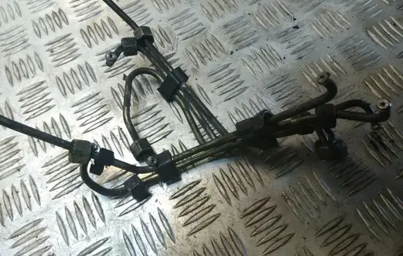 Volvo V70 Fuel line pipe R33025
