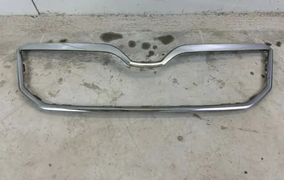 Skoda Yeti (5L) Front bumper upper radiator grill 5L0853761