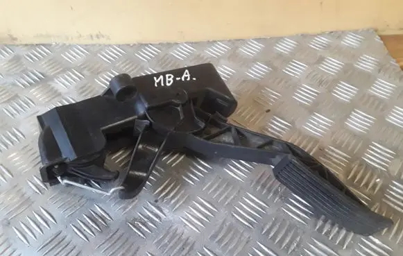 Mercedes-Benz A W169 Accelerator throttle pedal A1693000404 91754020