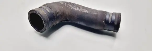 Volkswagen PASSAT B5 Engine coolant pipe/hose 058121063