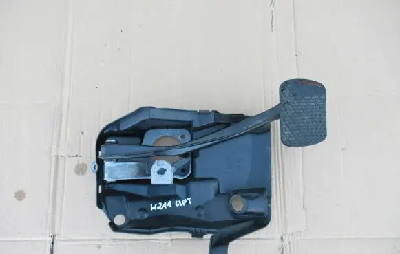 Mercedes-Benz E W211 Brake pedal A2116801318