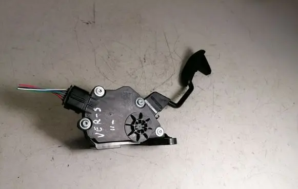 Toyota Verso-S Accelerator throttle pedal 7811052033