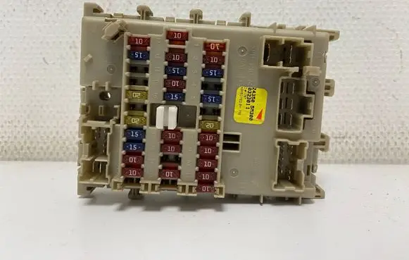 Nissan Almera N16 Fuse module 243505M300 0323011
