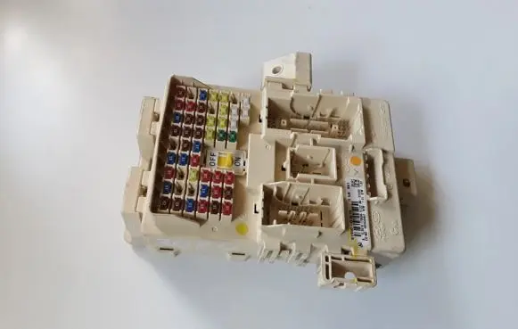 Hyundai Tucson TL Fuse module 91950D3610