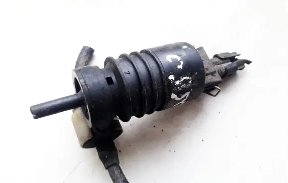 Volkswagen PASSAT B5 Windscreen/windshield washer pump