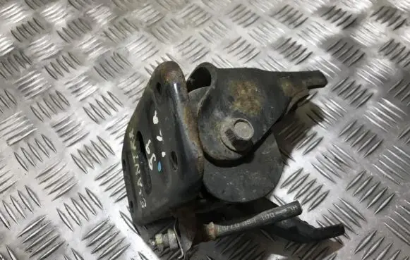 Hyundai Elantra Engine mount bracket