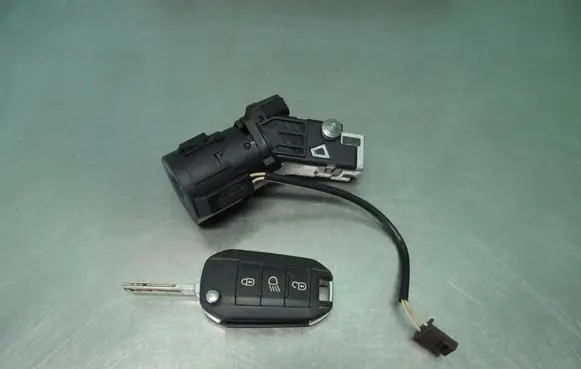 Peugeot 208 Ignition lock 9663123380 03715B