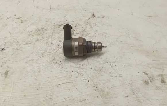 Jaguar XF X250 Fuel pressure regulator 0281006017 35811716