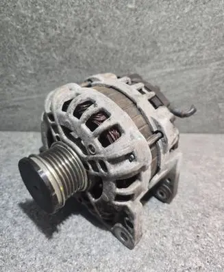 Volkswagen Polo V 6R Generator/alternator 04C903023J