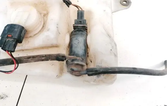 Land Rover Discovery 3 - LR3 Windscreen/windshield washer pump