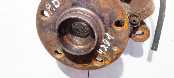 Volkswagen Golf V Front wheel hub