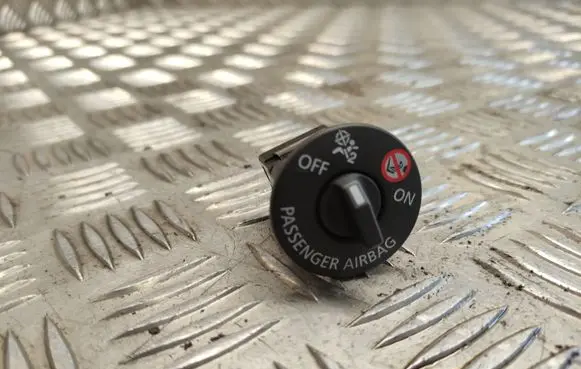 Passenger airbag on/off switch