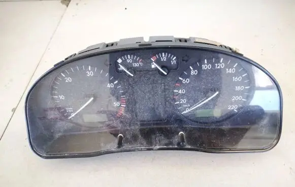 Volkswagen PASSAT B5 Speedometer (instrument cluster) 3b0919880d