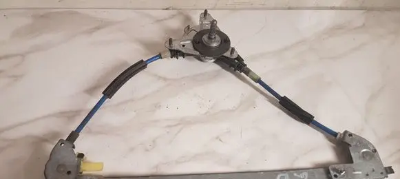 Rear door manual window regulator