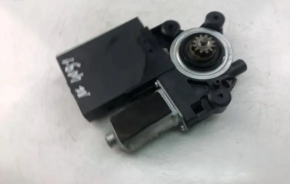 Volvo C30 Front door window regulator motor 979037100