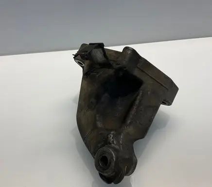 Engine mounting bracket