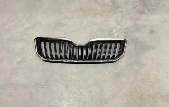 Front bumper upper radiator grill