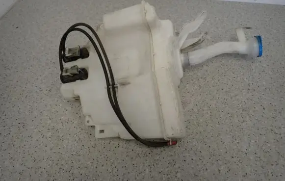 Suzuki Grand Vitara II Windshield washer fluid reservoir/tank 