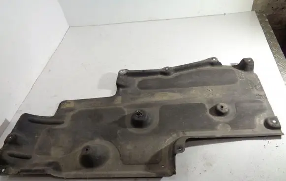 Center/middle under tray cover