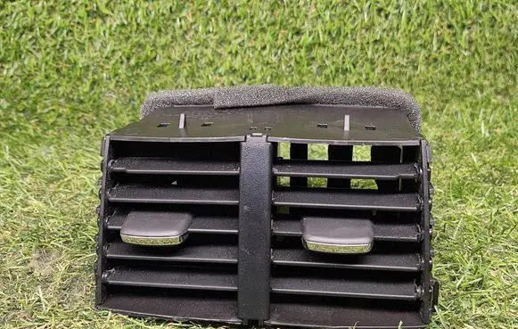 Ford Fusion II Rear air vent grill DS7319C570A DS7319C570