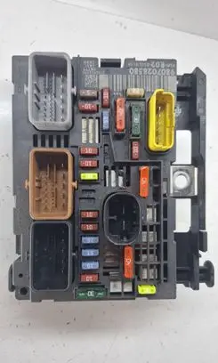 Peugeot 3008 I Fuse module 9807028580