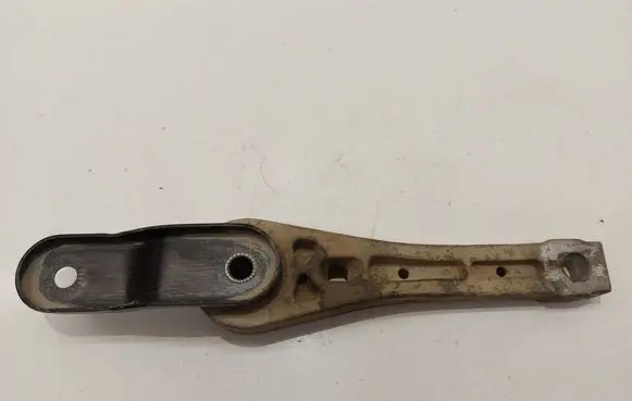Volkswagen Caddy Engine mount bracket