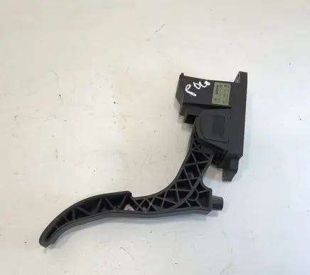 Accelerator throttle pedal
