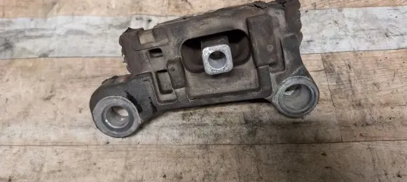 Nissan NV200 Engine mount bracket