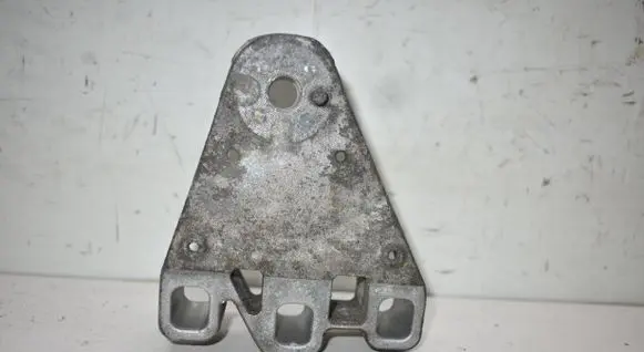 Engine mounting bracket