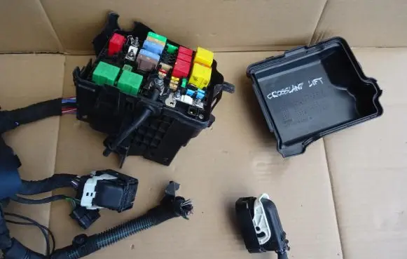 Opel Crossland X Fuse module 9671924480
