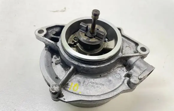Audi Q7 4L Vacuum pump