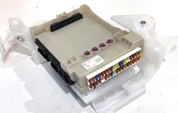 Toyota Camry VIII XV70 Other control units/modules 8273033031