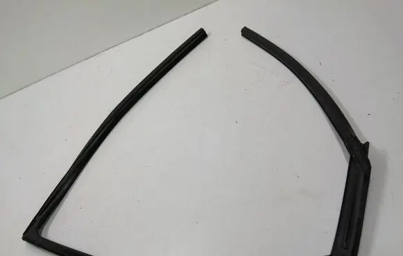 Nissan Qashqai Rubber seal rear door window/glass 823314EA3A
